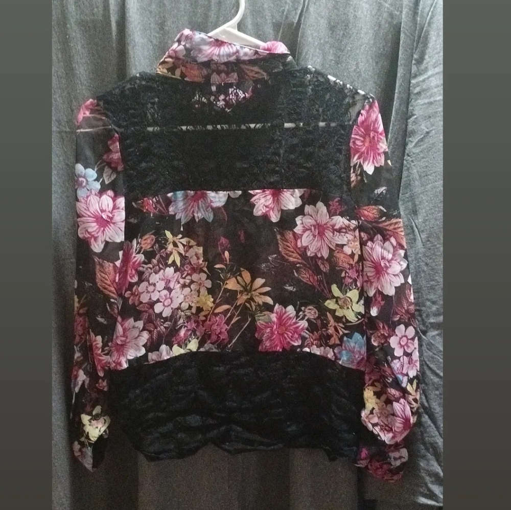 A Bongo flowered top